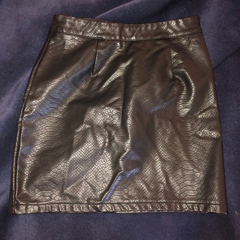 NWOT black faux leather snake print mini skirt